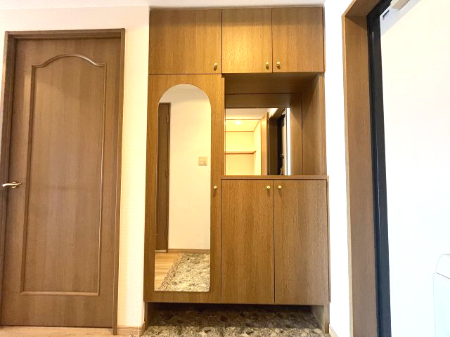 サンライズマンション貝塚の収納|大きなシューズボックスで玄関まわりがすっきりしますね。