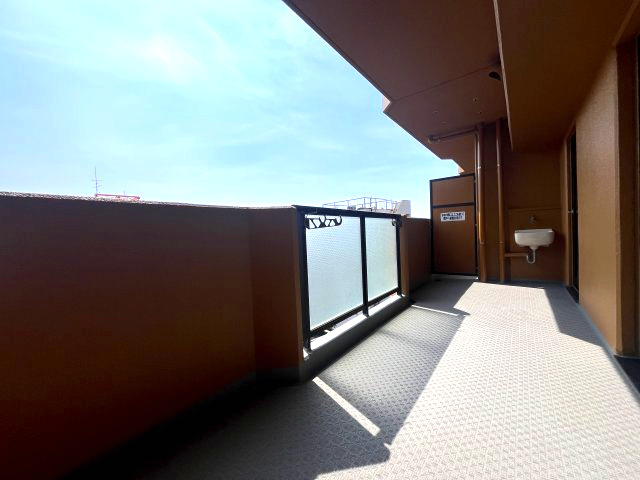 サンライズマンション貝塚のバルコニー|広々ワイドバルコニーでお洗濯ものもすぐに乾きそうです。
布団などの大きなものもラクラク干せますね。