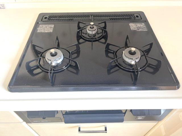 サンライズマンション貝塚のキッチン|R7年6月下旬、ガスコンロ新調済み。
バーナー間隔が広いので、３口同時に使っても鍋振りも出来ます。