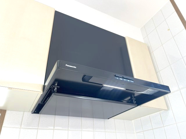 サンライズマンション貝塚のキッチン|R7年6月下旬、レンジフード新調済み。
調理の煙や臭いを効率よく吸い込むことができます。