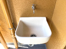 サンライズマンション貝塚のバルコニー|バルコニーには便利なスロップシンクつき。
ペットのシャンプーや野菜のつけおきなど様々な用途で活躍。