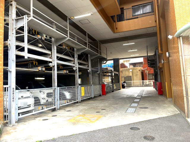 サンライズマンション貝塚の駐車場|駐車場があるので、車を買う予定の方も安心ですね。
駐車場代：9,500円～14,000円/月