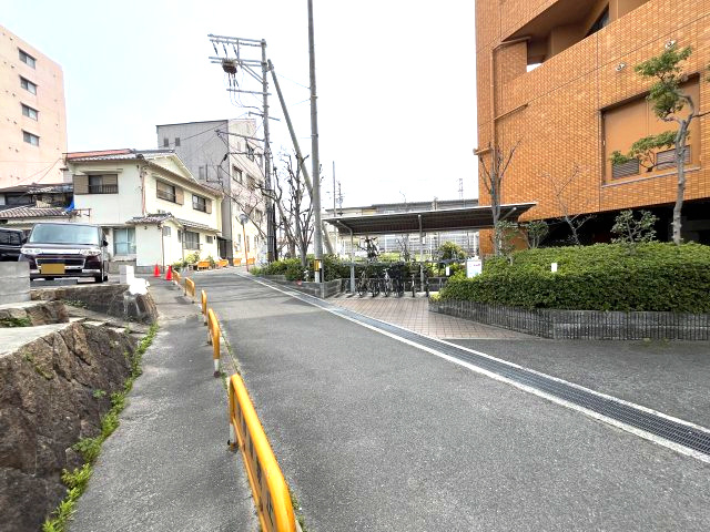 サンライズマンション貝塚の周辺|交通量が少ない前面道路です。
マンションの向かいにはコインパーキングがございます。