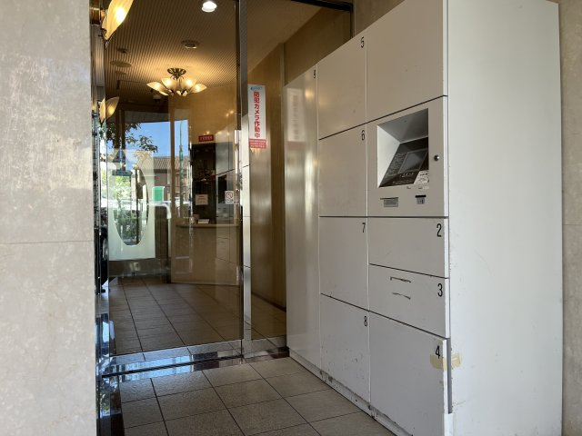 サンライズマンション貝塚の設備|宅配ボックス完備のマンションです。
オートロックのため防犯面でも安心ですね。