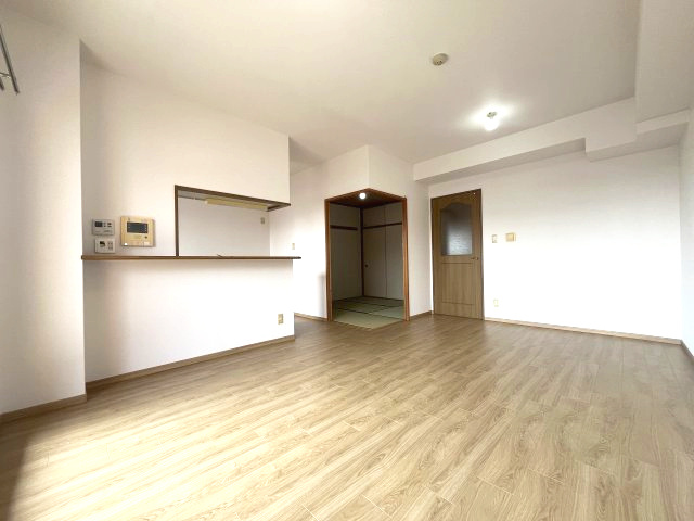 サンライズマンション貝塚の居間・リビング|ウッド調の床材で温かみを感じられるリビングです。
R7年6月下旬全室クロス・フローリング新調済み。