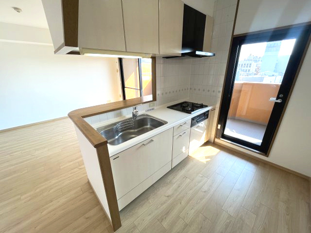 サンライズマンション貝塚のキッチン|リビング全体が見渡せてご家族との会話が弾むカウンター付キッチンです。