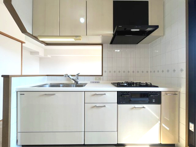 サンライズマンション貝塚のキッチン|ご家族との会話が弾むカウンター付キッチン。
R7年6月下旬、ガスコンロ・レンジフード新調済み。