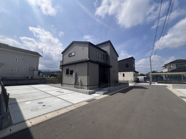 新築　富岡市中高瀬　8号棟の前面道路含む現地写真|現地写真　北側接道幅員約6ｍ