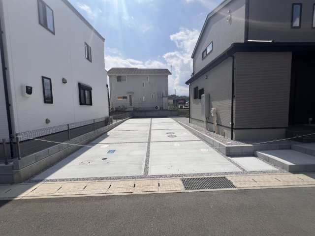 新築　富岡市中高瀬　8号棟の駐車場|現地写真　駐車スペースは建物東側に並列2台分可能です！