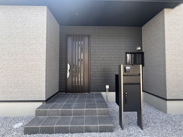新築　富岡市中高瀬　8号棟の外観パース|　ポストと一体型のTVモニターホンでセキュリティ安心！嬉しい宅配ボックス付き♪