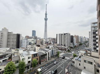 【展望】 | 眼前に広がる空の雄大さと、このお部屋の自慢の一つである「眺望」をご覧ください。毎日、この景色を独り占めできる新生活に夢が広がります。～即日のご見学可能～　お問合せはお気軽にどうぞ。

