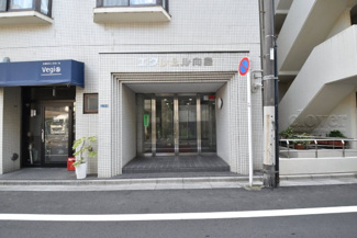 【エントランス】 | お客様を、そして住人を出迎えてくれるマンションのエントランス。ゴミが落ちていないことからも、管理状態の良さや住民の節度の高さが見て取れます。～即日のご見学可能～　お問合せはお気軽にどうぞ。
