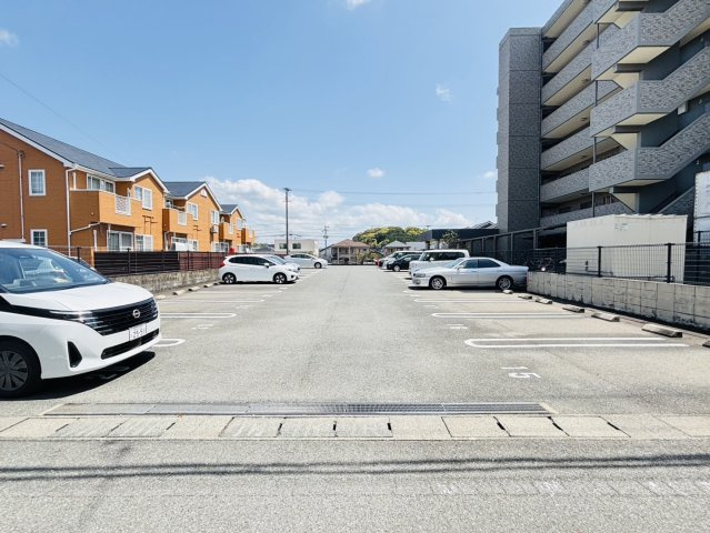 レジデンス原田の駐車場