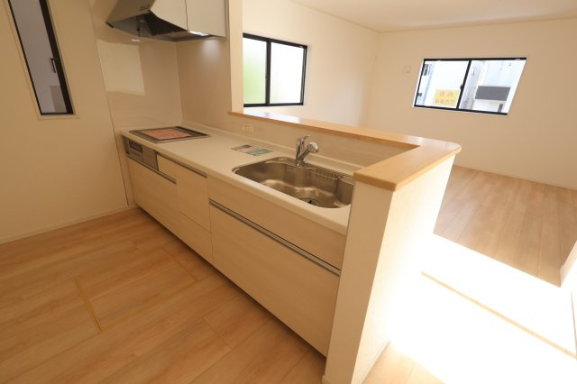 【キッチン】 | 《仲介手数料無料》見沼区丸ヶ崎町38-4(2号棟)新築一戸建てクレイドルガーデン | 撮影日 2025年9月29日 15:15 晴れ 