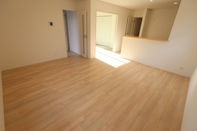 【居間・リビング】 | 《仲介手数料無料》見沼区丸ヶ崎町38-4(2号棟)新築一戸建てクレイドルガーデン | 撮影日 2025年9月29日 15:15 晴れ 