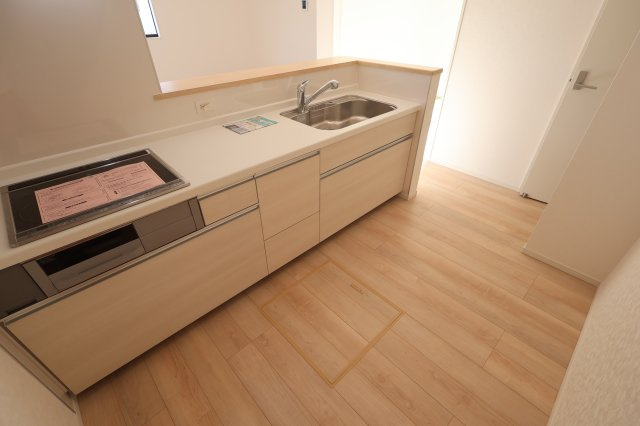 【キッチン】 | 《仲介手数料無料》見沼区丸ヶ崎町38-4(2号棟)新築一戸建てクレイドルガーデン | 撮影日 2025年9月29日 15:15 晴れ 