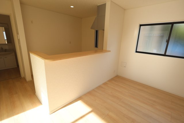 【居間・リビング】 | 《仲介手数料無料》見沼区丸ヶ崎町38-4(2号棟)新築一戸建てクレイドルガーデン | 撮影日 2025年9月29日 15:15 晴れ 