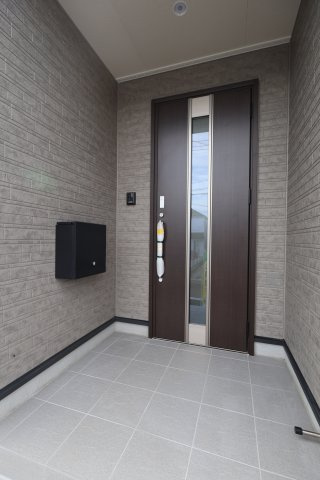 【玄関】 | 《仲介手数料無料》見沼区丸ヶ崎町38-4(2号棟)新築一戸建てクレイドルガーデン | 撮影日 2025年9月29日 15:15 晴れ 