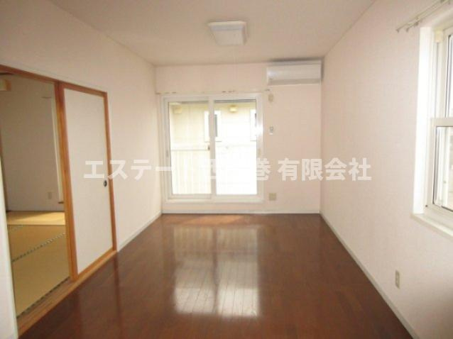 バウハウス高田Ａの居間・リビング|西側にも窓があります