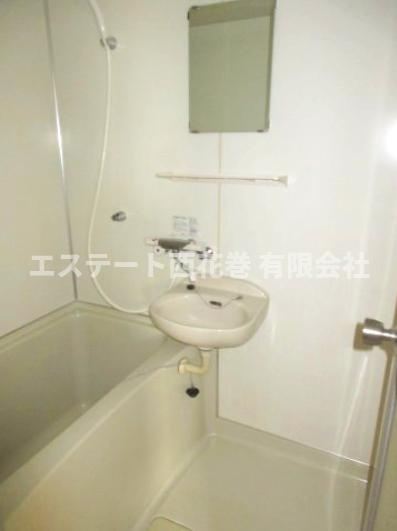 バウハウス高田Ａの浴室|洗面台が一緒です。