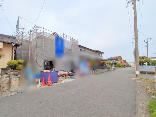 ブルーミングガーデン海部郡蟹江町宝1丁目　全1棟　新築戸建の前面道路含む現地写真