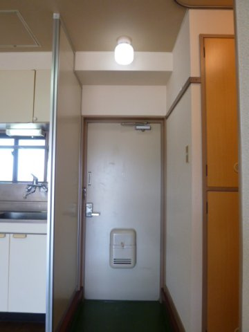 ３０２号室（１ＬＤＫ）　玄関