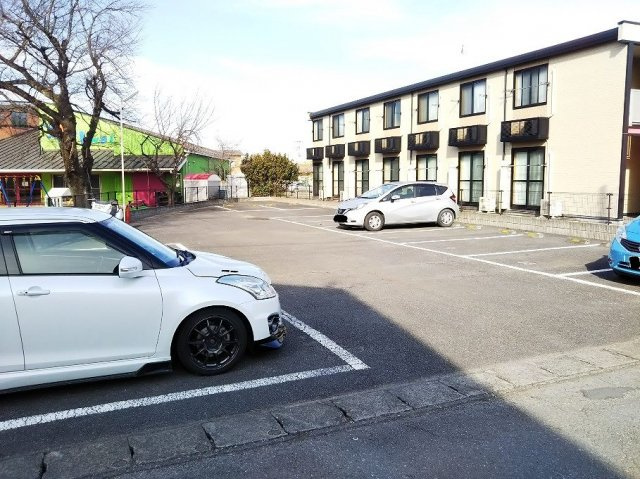 レオパレスCureの駐車場