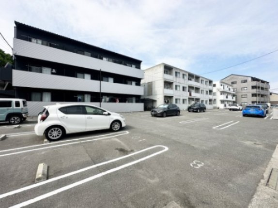 徳島市北佐古二番町のアパートの駐車場|駐車スペースもあります