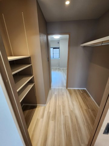 【収納】 | コアマンション博多南 | リビング横の洋室には奥の部屋までつながっている大容量のウォークスルークローゼットがあります