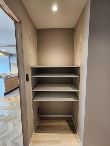 【収納】 | コアマンション博多南 | クローゼット内には棚やハンガーラックなども取り付けてあり使い勝手が良いです