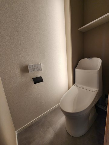 【トイレ】 | コアマンション博多南 | 冬は便座も温水も温かく快適なシャワー付トイレです。上部には収納を設置◎