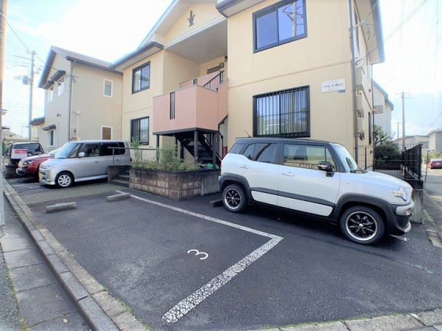 アルス青山の駐車場