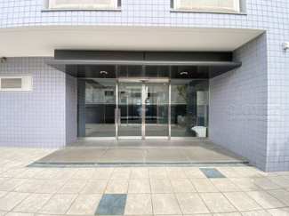 【エントランス】 | オートロックを備えた、マンションのエントランス。やはりセキュリティの観点は欠かすことができません。皆様を“安全”に送り出し、出迎えてくれます。～即日のご見学可能～　お問合せはお気軽にどうぞ。
