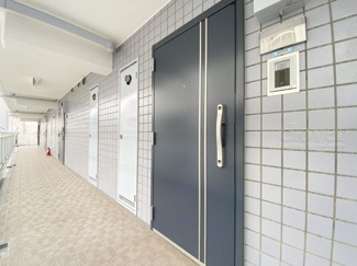 【その他共用部分】 | 皆様をお迎えする、お部屋の玄関ドア。開けやすさや開放角度、ドアノブの操作しやすさや鍵の形状などを、現地で一度ご確認ください。～即日のご見学可能～　お問合せはお気軽にどうぞ。
