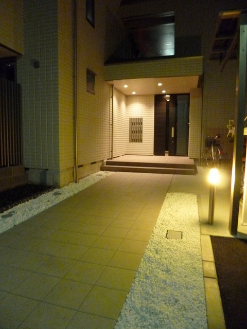 フラッツＫのエントランス|★夜はライトアップされ綺麗なエントランスです★