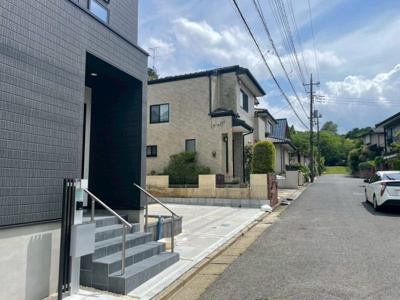 【前面道路含む現地写真】 | 富里市日吉台7期１号棟 | お気軽に０４７６－３７－３８８８までお問合せ下さい。