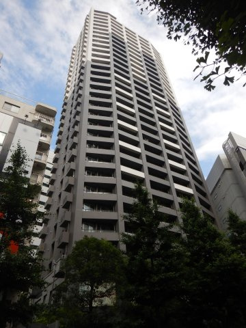 ファーストリアルタワー新宿の外観