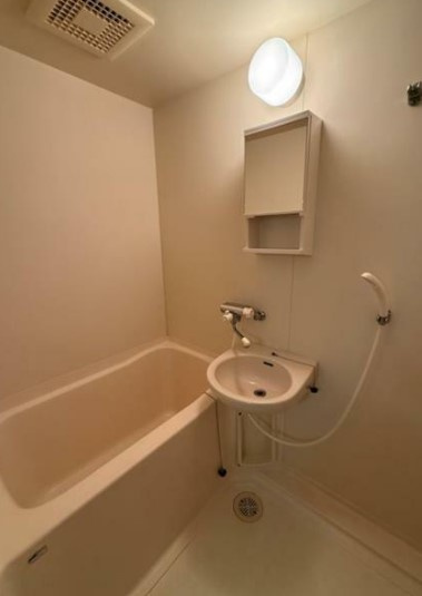 シュロス・プリーマの浴室|※別号室参考写真です