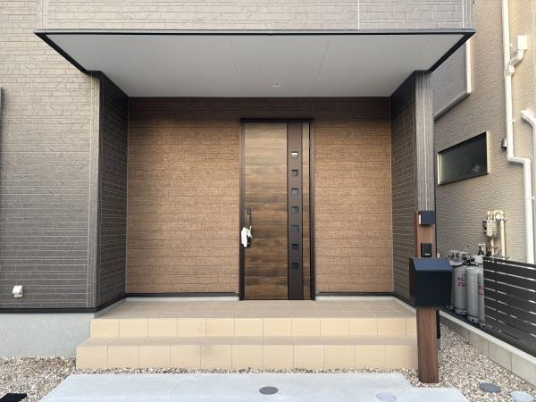 碧南市住吉町2期　全2棟・1号棟の玄関|訪れる人を心地よく迎え入れます。