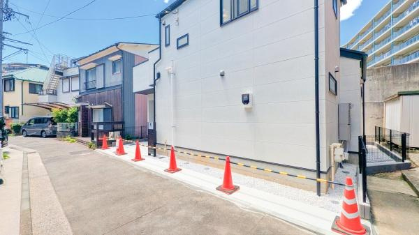 横浜市南区大岡５丁目の新築一戸建の前面道路含む現地写真|車通りが少ない為、小さなお子様にも安心です。
是非一度、現地へ起こしください。

