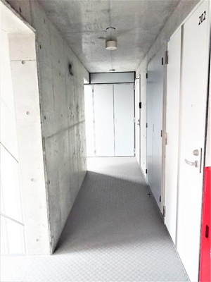 【その他共用部分】 | フォセット中村橋 | 打ちっぱなしの壁がオシャレな共用廊下