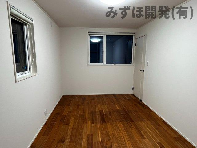 東根市大字東根甲4981-17の洋室