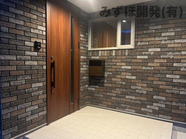 東根市大字東根甲4981-17の玄関|スタイリッシュな印象を与える玄関