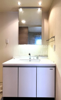 【独立洗面台】 | レジディア心斎橋ウエスト | 大きな鏡が特徴の洗面化粧台