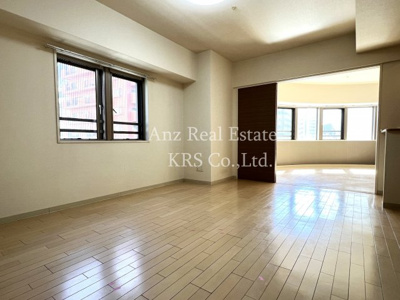 【居間・リビング】 | レジディア心斎橋ウエスト | 明るい！窓がたくさんあって開放感ばっちり