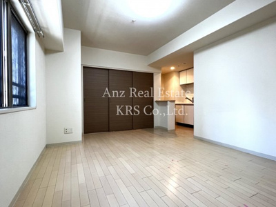 【居間・リビング】 | レジディア心斎橋ウエスト | 明るい！窓がたくさんあって開放感ばっちり