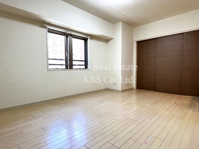 【居間・リビング】 | レジディア心斎橋ウエスト | 明るい！窓がたくさんあって開放感ばっちり