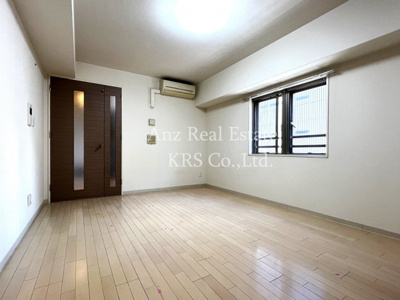 【居間・リビング】 | レジディア心斎橋ウエスト | 明るい！窓がたくさんあって開放感ばっちり