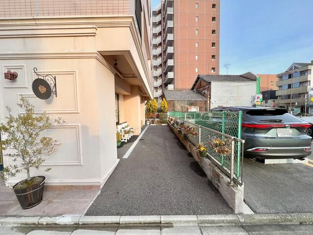 Ｂｅｌｌ　Ｆｌｅｕｒ　ＪＯＳＨＩＮ（ベルフルール浄心）の駐車場