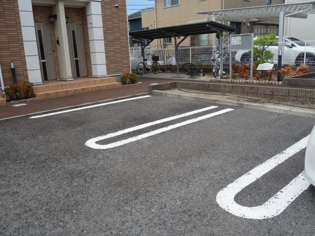 ソレイユ　カーサの駐車場